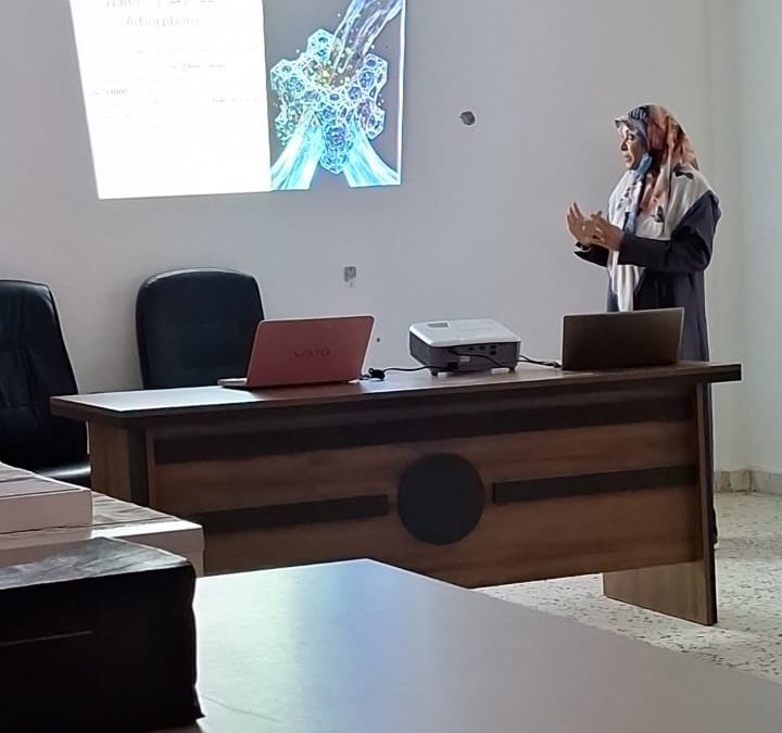 كلية الآداب والعلوم بالأبيار تنظم ندوة علمية حول تقنيات الكيمياء المستدامة ودورها في خدمة البيئة والمجتمع